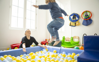 enfant qui s'amuse dans piscine à boule