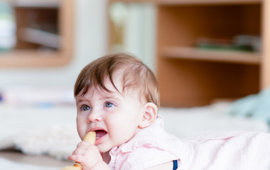 fille avec un jouet dans la bouche