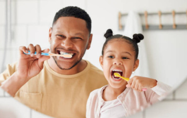 image représentant une famille heureuse de se brosser les dents