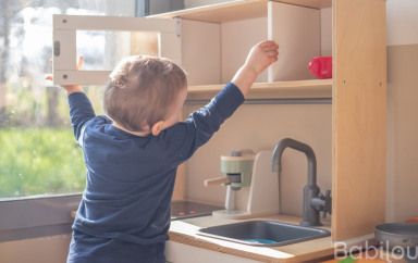 Un enfant en crèche babilou qui joue