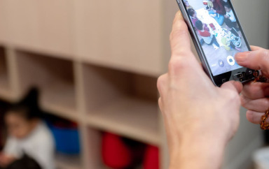 Personne prenant une photo d'un groupe d'enfants au sein d'une crèche Babilou