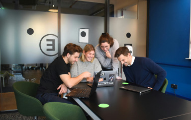 Un groupe de personnes en entreprise en salle de réunion