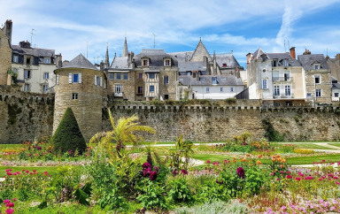 la ville de Vannes et ses remparts sous le soleil