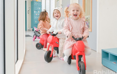 Photo de trois enfants qui s'amuse à la crèche Babilou Saint-Jean de Braye Rochefort
