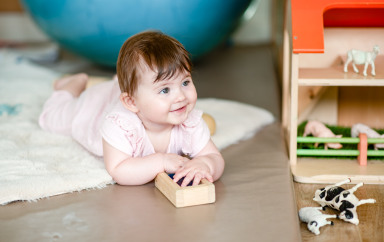 Enfant en crèche sur le ventre