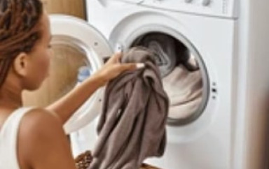 Femme qui fait sa lessive maison zoom