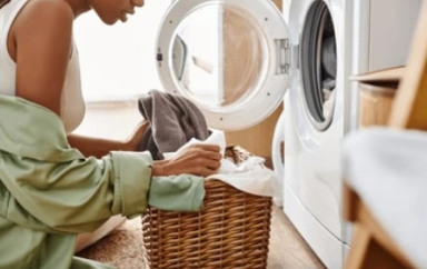 Femme qui fiat sa lessive