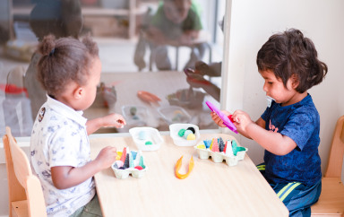 Deux enfant faisant un jeu d'imitation au sein d'une crèche Babilou