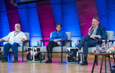 Trois personnes sur scène durant une table ronde au congrès des neurosciences