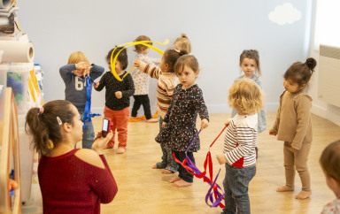 Groupe d'enfants jouant ensemble dans une salle d'activité au sein d'une crèche Babilou