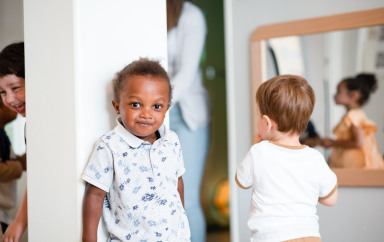 Enfant en crèche, au milieu d'un autre groupe d'enfants