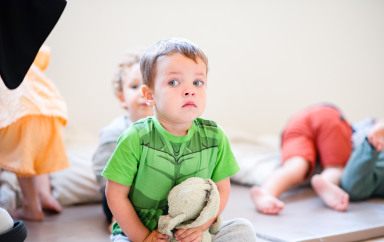 Enfant en crèche avec son doudou dans les mains