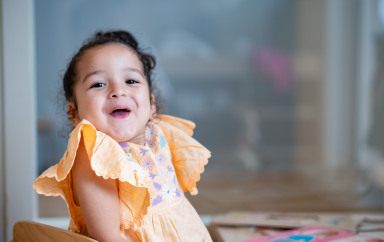 Petite fille qui sourit en crèche