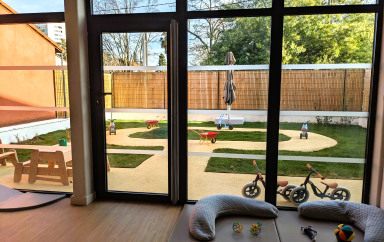 Jardin de la crèche Babilou Toulouse Chaussas vue depuis l'intérieur