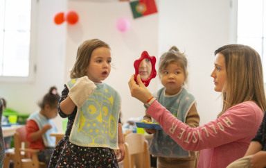 Enfant et pro jouant ensemble