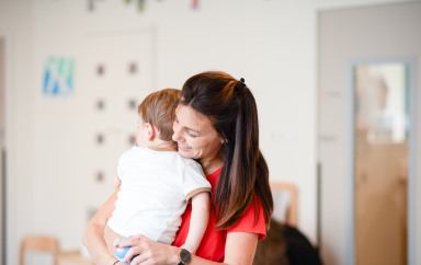 Une maman tenant son enfant en crèche Babilou