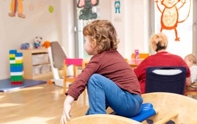 Un enfant en crèche qui joue 
