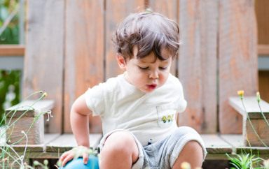 Un enfant dans le jardin d'une crèche Babilou