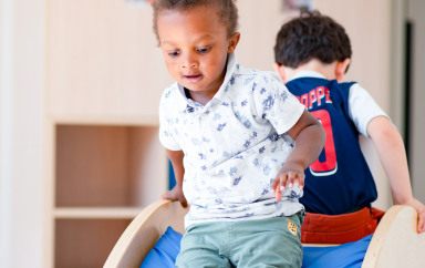 Un enfant en crèche Babilou sur un toboggan