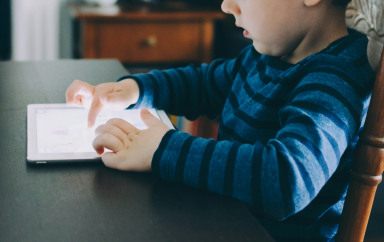 Un enfant sur sa tablette