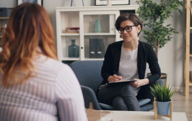 Deux femmes en consultation médicale