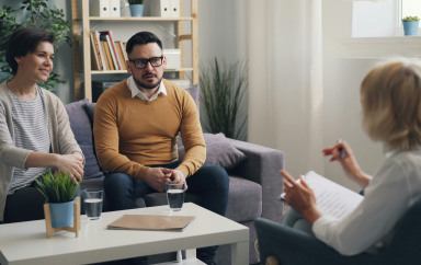 Un homme et une femme en consultation médicale
