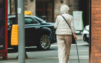 Une femme avec une béquille