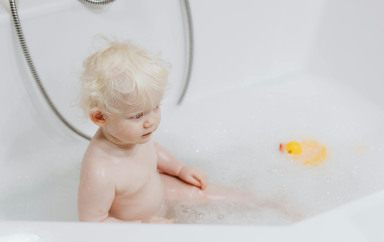 Un enfant dans son bain