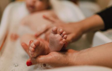 Un enfant dans son bain avec sa maman