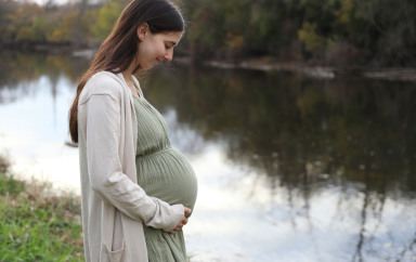 Femme enceinte, au bord d'une rivière