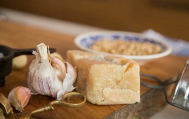 Parmesan sur une table avec de l'ail