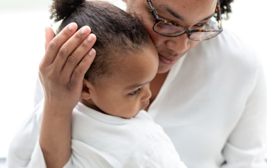 faire-des-calins-a-un-enfant-essentiel-babilou