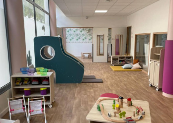 Salle de vie de la crèche Les Bébés Aventuriers Rueil