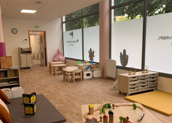 Salle de vie de la crèche Les Bébés Aventuriers Rueil