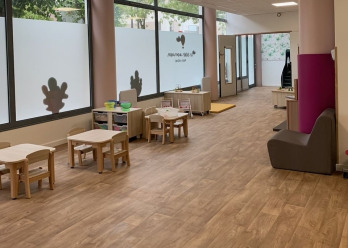 Salle de vie de la crèche Les Bébés Aventuriers Rueil