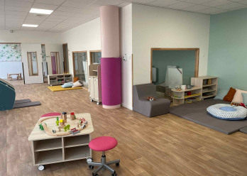 Salle de vie de la crèche Les Bébés Aventuriers Rueil
