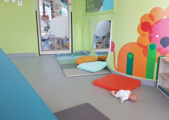 Salle de vie de la crèche Na ! Vertou 2