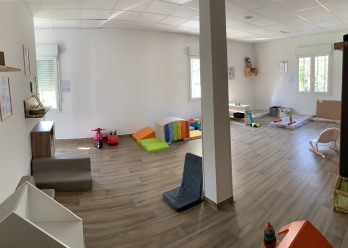 Salle de vie de la crèche Baby Eveil Grabels
