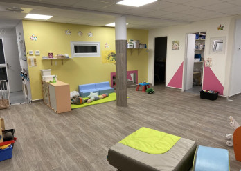 Salle de vie de la crèche Baby Eveil Saint Clément de Rivière