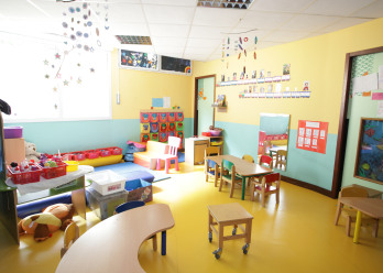 Salle de repas et de jeux de la crèche Babilou Chardonnerets à Antony