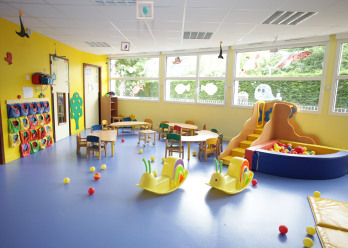 Grand pièce avec jouets et jeux pour enfants dans la crèche Babilou Chardonnerets d'Antony