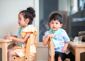 Deux enfants lors d'un temps de repas