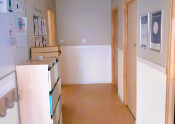 Couloir dans la crèche Babilou Clichy Barbusse