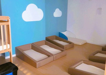 Dortoir avec lit pour enfant dans la crèche Babilou Clichy Barbusse