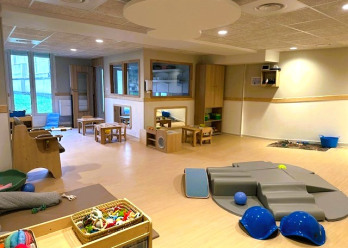 Vue panoramique de la salle d'éveil de la micro-crèche Babilou Villemomble Raincy
