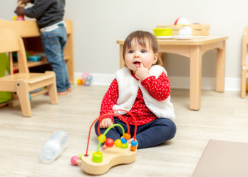 Enfant jouant avec un jouet au sein de la crèche Babilou Montrouge 