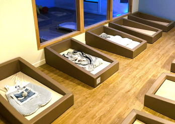 Lits pour enfants dans la crèche Babilou Nanterre Bouvets