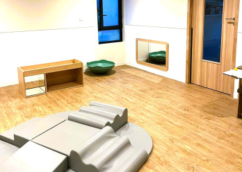 Salle de motricité au sein de la crèche Babilou Nanterre Bouvets