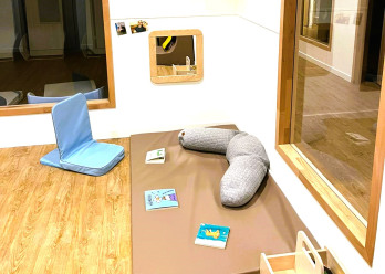 Pôle de lecture au sein de la crèche Babilou Nanterre Bouvets