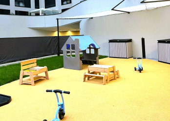 Espace extérieur avec jouets au sein de la crèche Babilou Nanterre Bouvets